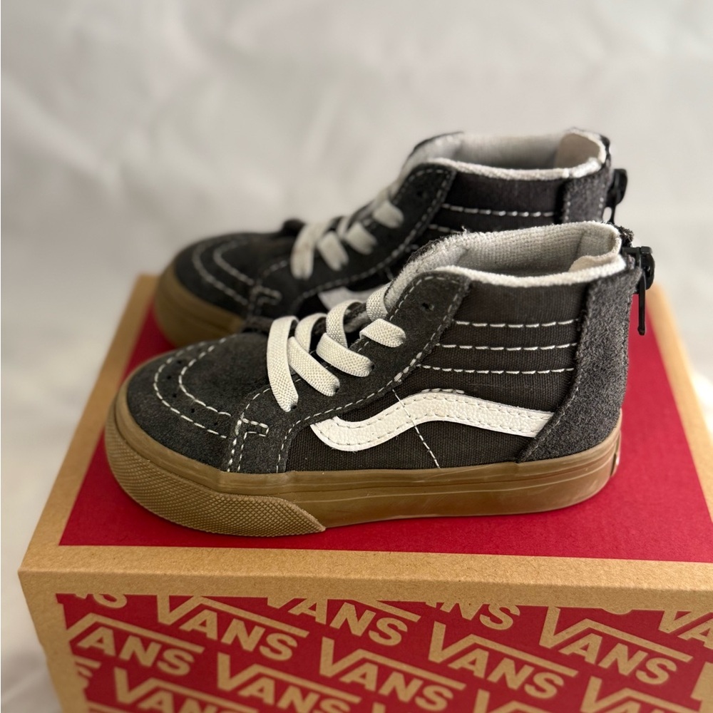 Vans Kids Toddler Sk8-Hi Zip High-Top Sneakers Grey & White with Gum sole 6.5